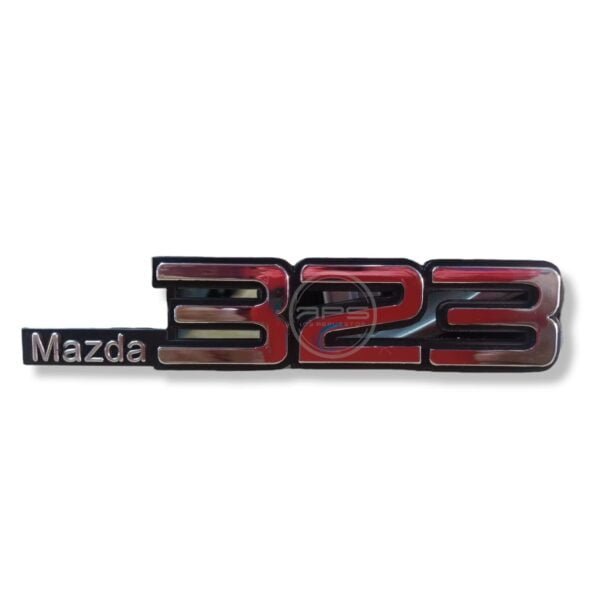 EMBLEMA MAZDA 323 "Estampado" MAZDA NT/NX/HS/COUPE (BAÚL)